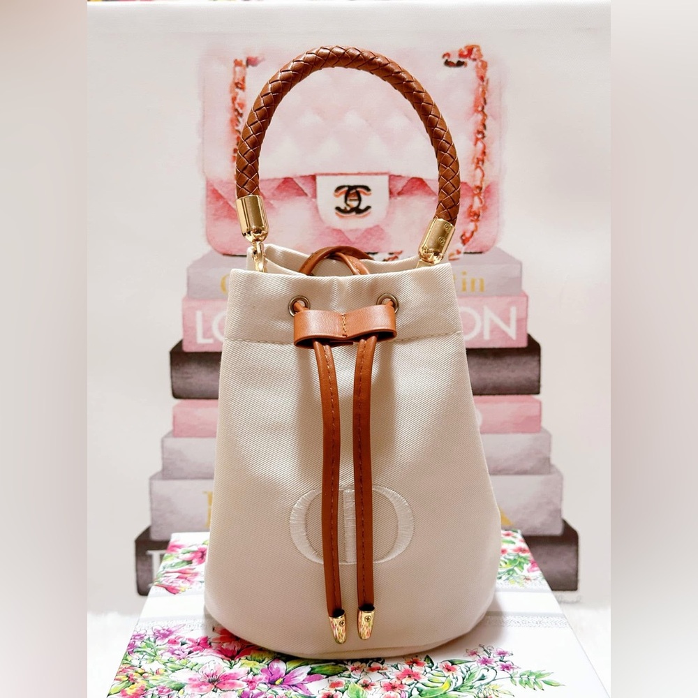 DIOR Chic White Bucket Bag - Picture 1 of 2